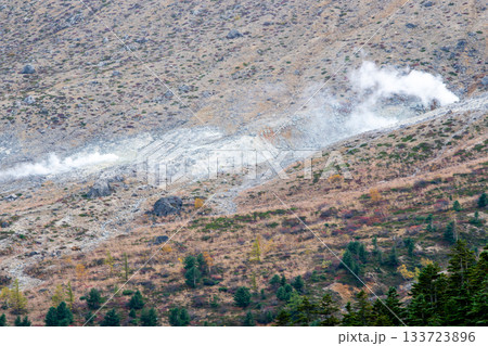 群馬 草津白根山の荒涼とした山肌と硫黄の噴気が立ち昇る様子 133723896