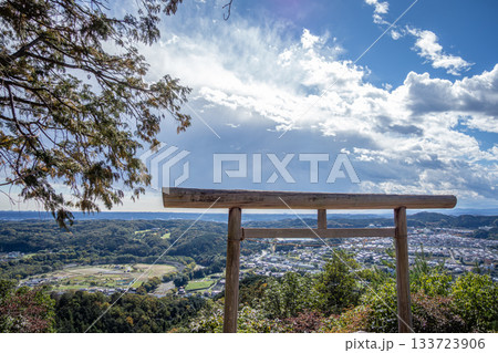 日和田山の鳥居と日高市街地のパノラマ：秋の晴れた空と展望 133723906