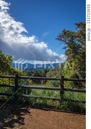 埼玉県高指山からの爽快な秋の遠景。雄大な山並みと青空、手前の柵 133723919