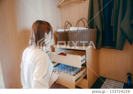 20代 女性がホテルの客室で浴衣を選ぶシーン 133724229