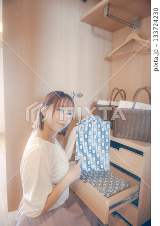 20代 女性がホテルの客室で浴衣を選ぶシーン 133724230