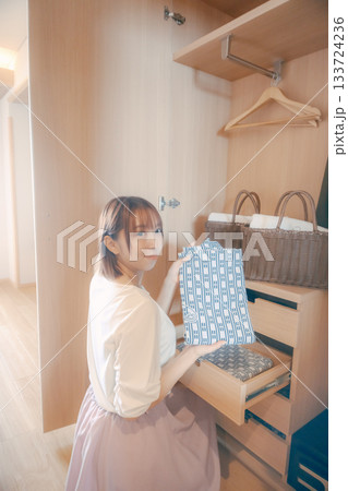 20代 女性がホテルの客室で浴衣を選ぶシーン 20代 女性がホテルの客室で浴衣を選ぶシーン 133724236