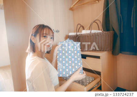 20代 女性がホテルの客室で浴衣を選ぶシーン 133724237
