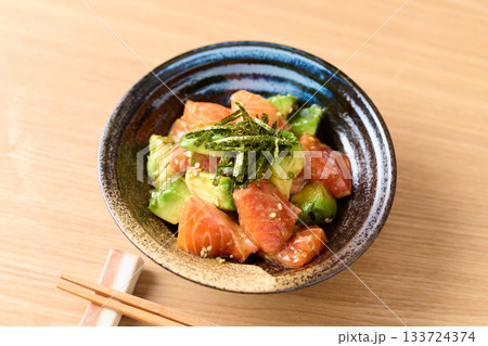 サーモンとアボカドのおつまみ 133724374