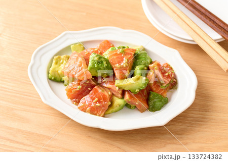 サーモンとアボカドのおつまみ 133724382