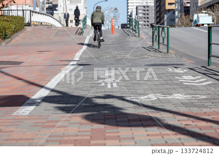 歩行者通行帯と自転車通行帯の区分け 133724812