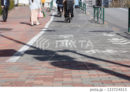 歩行者通行帯と自転車通行帯の区分け 歩行者通行帯と自転車通行帯の区分け 133724813