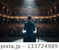 大勢のオーディエンスの前でスピーチをする女性リーダー 133724989
