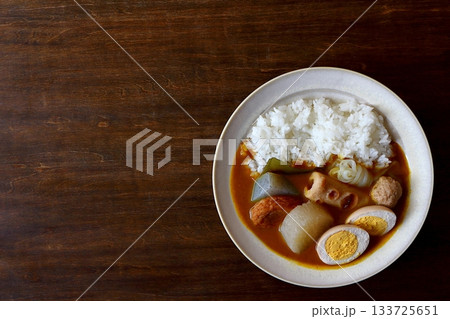 真上から見たテーブル背景のおでんカレーライス 133725651