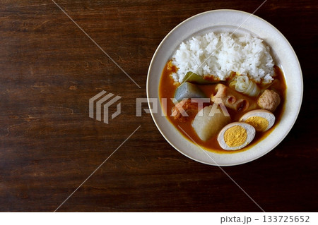 真上から見たテーブル背景のおでんカレーライス 133725652