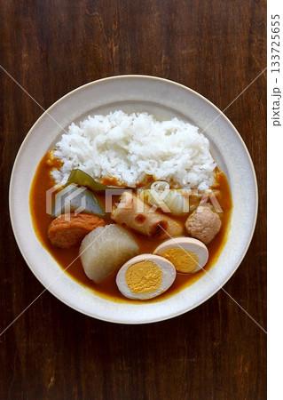 真上から見たテーブル背景のおでんカレーライス 真上から見たテーブル背景のおでんカレーライス 133725655