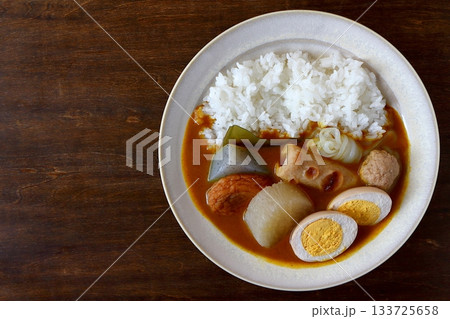 真上から見たテーブル背景のおでんカレーライス 真上から見たテーブル背景のおでんカレーライス 133725658