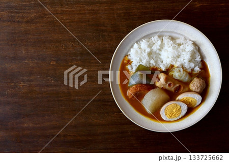 真上から見たテーブル背景のおでんカレーライス 133725662