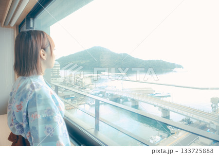 浴衣姿の20代女性がホテルの窓から景色を眺めるシーン 浴衣姿の20代女性がホテルの窓から景色を眺めるシーン 133725888