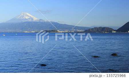 駿河湾と富士山 133725966
