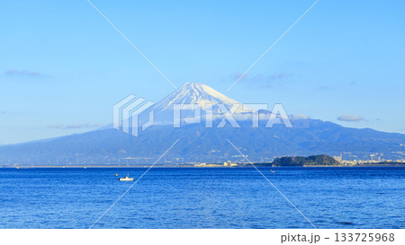 駿河湾と富士山 133725968
