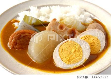 白背景のおでんカレーライス 133726277