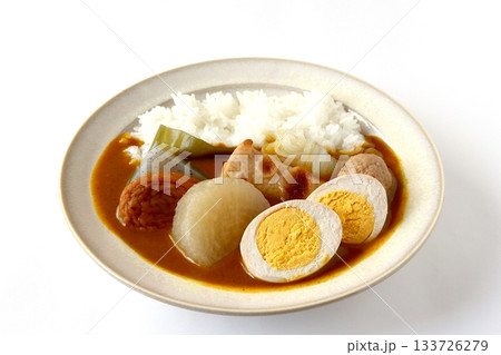 白背景のおでんカレーライス 133726279