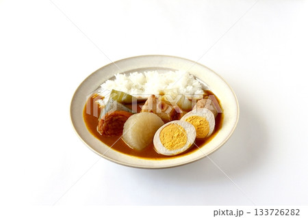 白背景のおでんカレーライス 133726282