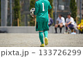 少年サッカーの試合（ゴールを守るゴールキーパー） 133726299