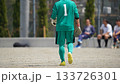 少年サッカーの試合（ゴールを守るゴールキーパー） 133726301