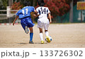 少年サッカーの試合（ドリブルする選手） 133726302