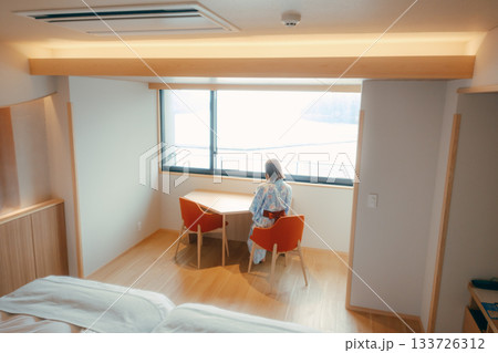 浴衣姿の20代女性が海を眺めながら静かに佇むシーン 133726312