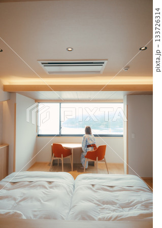 浴衣姿の20代女性が海を眺めながら静かに佇むシーン 133726314