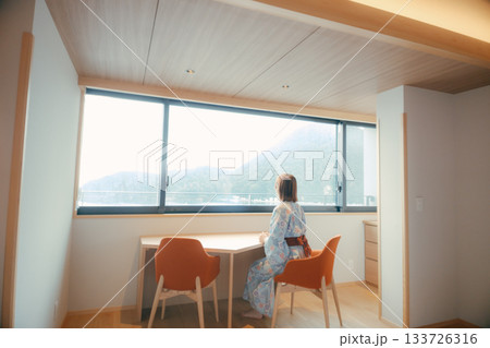 浴衣姿の20代女性が海を眺めながら静かに佇むシーン 133726316