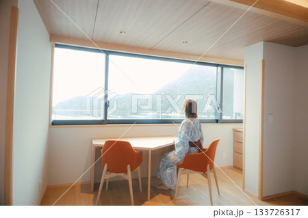 浴衣姿の20代女性が海を眺めながら静かに佇むシーン 133726317