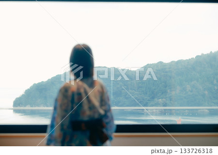浴衣姿の20代女性が海を眺めながら静かに佇むシーン 浴衣姿の20代女性が海を眺めながら静かに佇むシーン 133726318