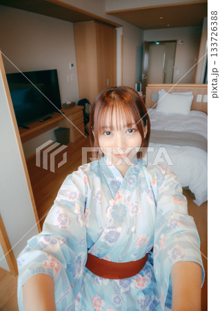 浴衣姿の20代女性が客室で自撮りをするシーン 浴衣姿の20代女性が客室で自撮りをするシーン 133726388
