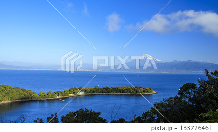 駿河湾越しに望む、海越しの、富士山 駿河湾越しに望む、海越しの、富士山 133726461