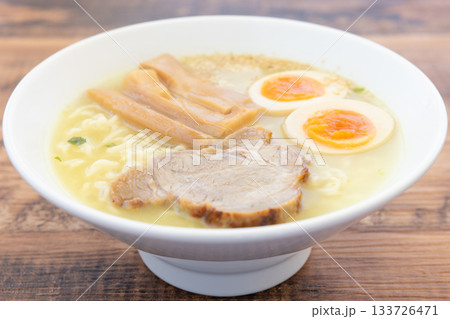 おいしい即席ラーメンの塩ラーメン おいしい即席ラーメンの塩ラーメン 133726471