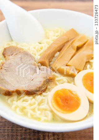 おいしい即席ラーメンの塩ラーメン おいしい即席ラーメンの塩ラーメン 133726473
