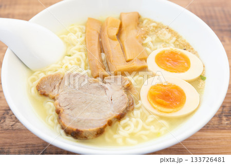 おいしい即席ラーメンの塩ラーメン おいしい即席ラーメンの塩ラーメン 133726481