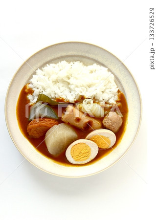 真上から見た白背景のおでんカレーライス 133726529