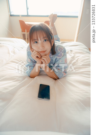 浴衣姿の女性がベッドでうつ伏せにくつろぐシーン 浴衣姿の女性がベッドでうつ伏せにくつろぐシーン 133726831