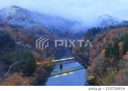 紅葉と雪景色の只見線 133726914