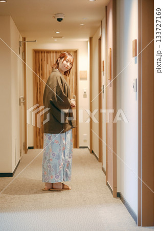 旅館の廊下で振り返る浴衣姿の女性 133727169