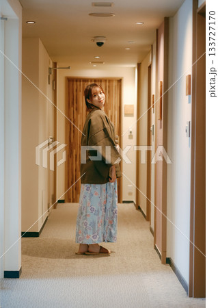旅館の廊下で振り返る浴衣姿の女性 旅館の廊下で振り返る浴衣姿の女性 133727170