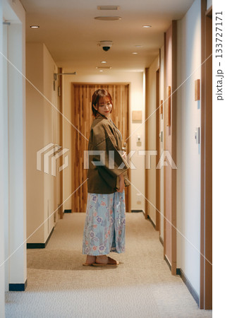 旅館の廊下で振り返る浴衣姿の女性 133727171