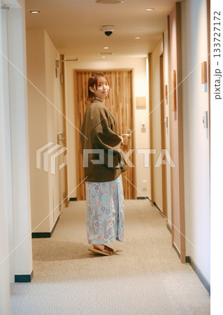 旅館の廊下で振り返る浴衣姿の女性 旅館の廊下で振り返る浴衣姿の女性 133727172