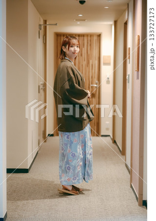 旅館の廊下で振り返る浴衣姿の女性 旅館の廊下で振り返る浴衣姿の女性 133727173