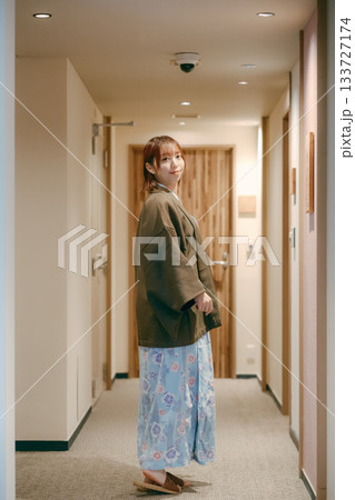 旅館の廊下で振り返る浴衣姿の女性 旅館の廊下で振り返る浴衣姿の女性 133727174