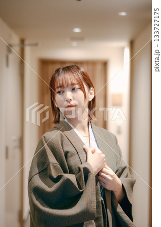 旅館の廊下で振り返る浴衣姿の女性 133727175
