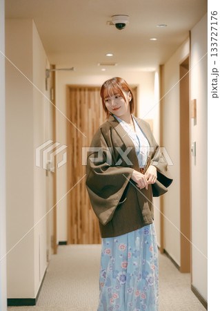旅館の廊下で振り返る浴衣姿の女性 133727176