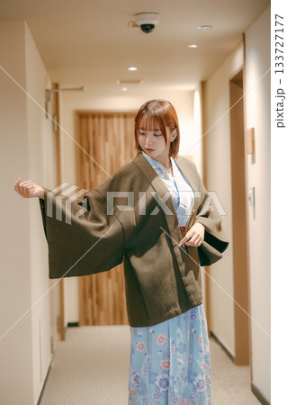 旅館の廊下で振り返る浴衣姿の女性 133727177