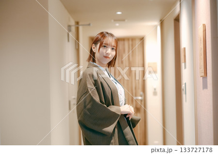旅館の廊下で振り返る浴衣姿の女性 133727178