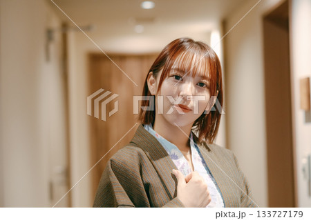 旅館の廊下で振り返る浴衣姿の女性 旅館の廊下で振り返る浴衣姿の女性 133727179